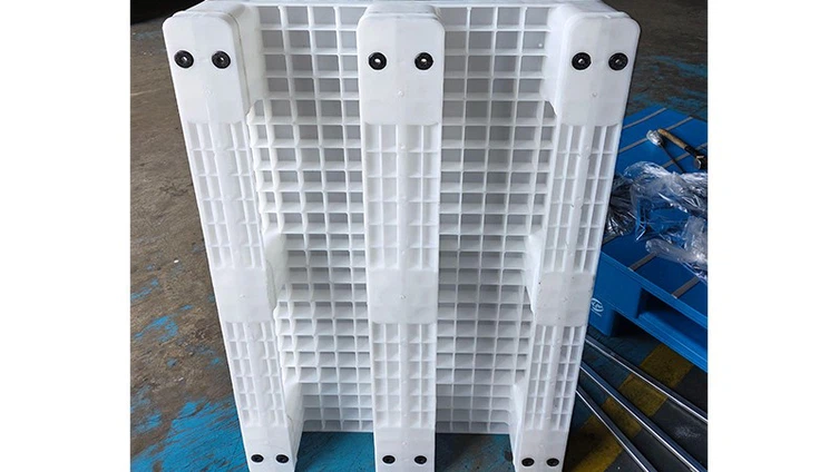 Pallets of different colors 19 Pallets of different colors 19